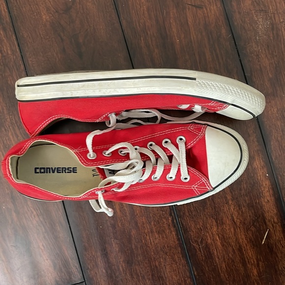 ๐ Step into Bold Style with Red Converse Shoes! โค๏ธ - Picture 3 of 4